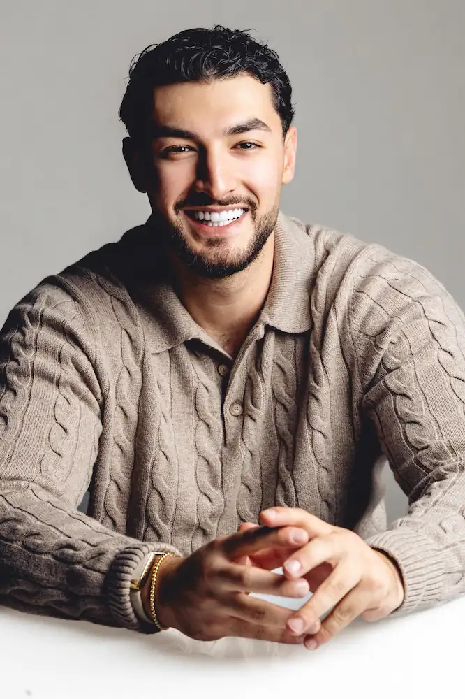 Rayan Berangi - Professionelles Portrait im Büro